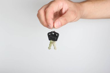 hafif bir arka plan üzerinde elinde anahtar