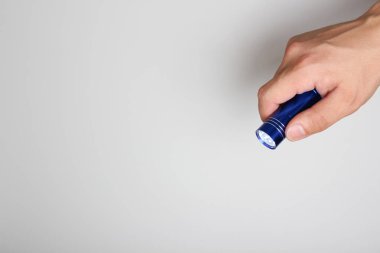 hafif bir arka plan üzerinde elinde el feneri