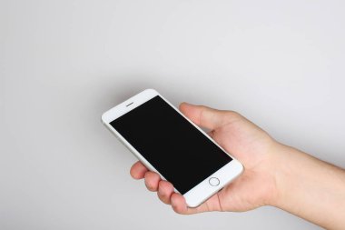 hafif bir arka plan üzerinde elinde telefon