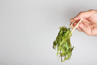 Chuk salata ve yemek çubukları