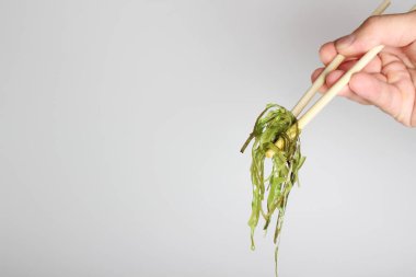 Chuk salata ve yemek çubukları