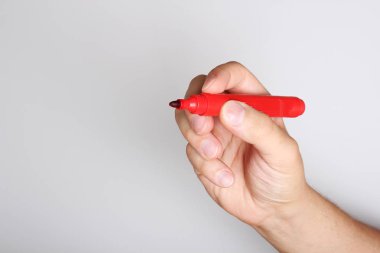 El hafif bir arka plan üzerinde kırmızı işaret