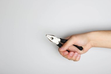 El hafif bir arka plan üzerinde siyah pense