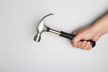 El hafif bir arka plan üzerinde siyah çekiç