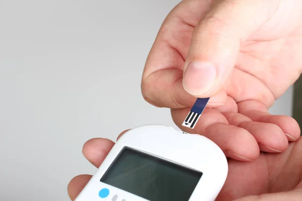 Blood Glucose Meter Hand Light Background — Stock Photo, Image