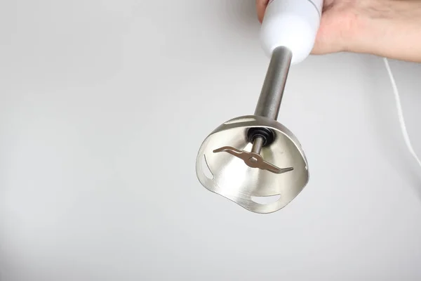 hafif bir arka plan üzerinde el blender