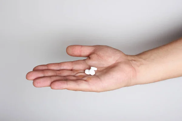 Pastillas Blancas Una Mano Sobre Fondo Claro —  Fotos de Stock