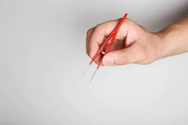 El hafif bir arka plan üzerinde kırmızı cımbız