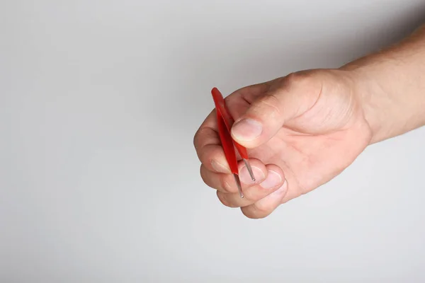 El hafif bir arka plan üzerinde kırmızı cımbız