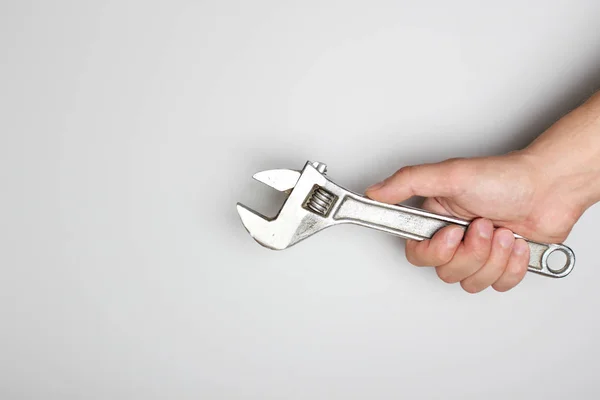 Hafif Bir Arka Plan Üzerinde Elinde Anahtarı — Stok fotoğraf
