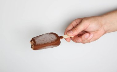 El Holding çikolata kaplı dondurma dondurma