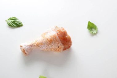 Hafif bir arka plan üzerinde Marine tavuk baget