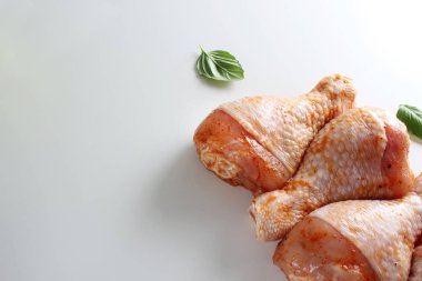 Hafif bir arka plan üzerinde Marine tavuk baget