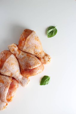 Hafif bir arka plan üzerinde Marine tavuk baget