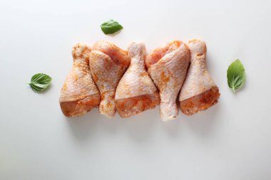 Hafif bir arka plan üzerinde Marine tavuk baget