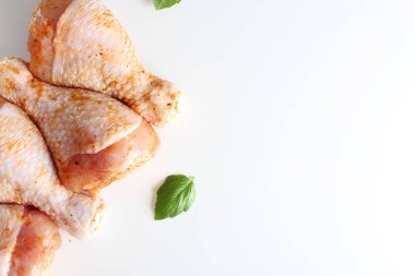 Hafif bir arka plan üzerinde Marine tavuk baget