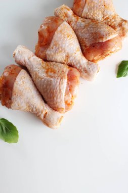 Hafif bir arka plan üzerinde Marine tavuk baget