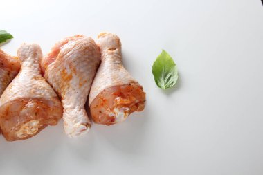 Hafif bir arka plan üzerinde Marine tavuk baget