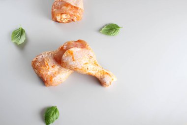 Hafif bir arka plan üzerinde Marine tavuk baget