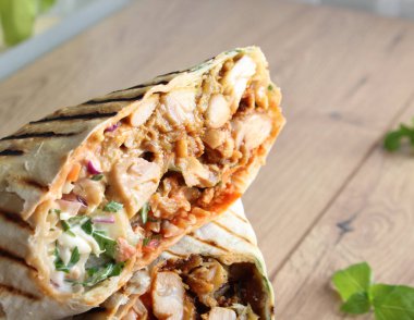 ahşap arka plan üzerinde shaurma Kebap