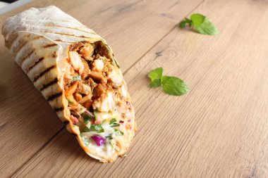 ahşap arka plan üzerinde shaurma Kebap