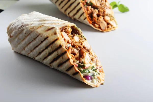 hafif bir arka plan üzerinde shaurma Kebap