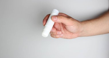 Glue Stick'i hafif bir arka plan üzerinde elinde