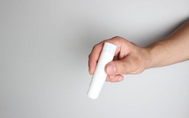 Glue Stick'i hafif bir arka plan üzerinde elinde