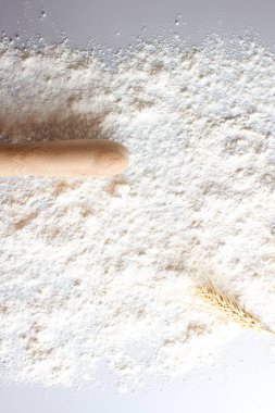 çalışırken Kulaklarını spikelets hafif bir arka plan üzerinde buğday unu