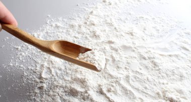 un kaşık spatula hafif bir arka plan üzerinde