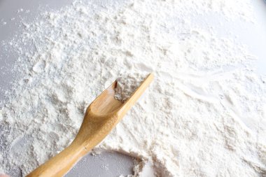 un kaşık spatula hafif bir arka plan üzerinde