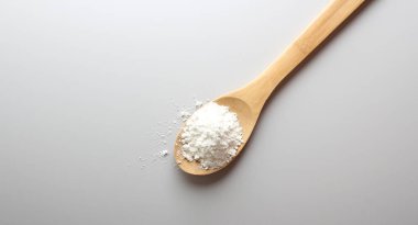 un kaşık spatula hafif bir arka plan üzerinde