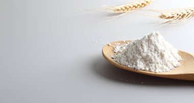 un kaşık spatula hafif bir arka plan üzerinde