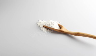 un kaşık spatula hafif bir arka plan üzerinde