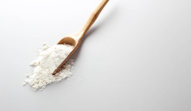 un kaşık spatula hafif bir arka plan üzerinde
