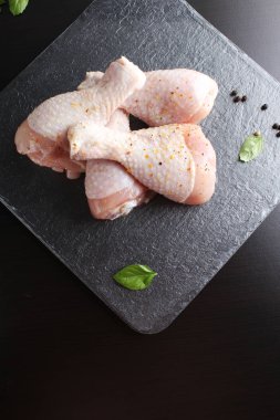 karanlık bir taş zemin üzerine taze tavuk baget