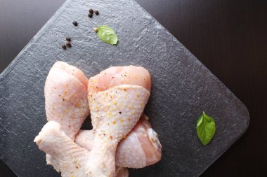 karanlık bir taş zemin üzerine taze tavuk baget