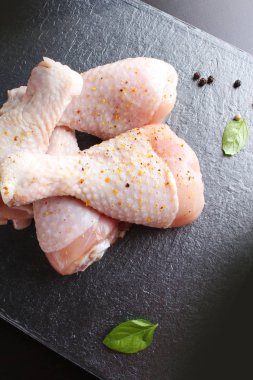 karanlık bir taş zemin üzerine taze tavuk baget