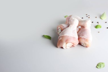 hafif bir arka plan üzerinde taze tavuk baget