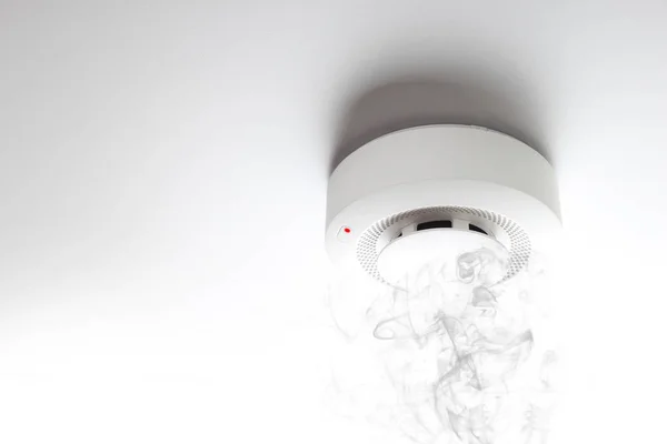 Yangın Alarm Sensör Hafif Bir Arka Plan Üzerinde — Stok fotoğraf