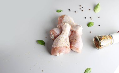 hafif bir arka plan üzerinde taze tavuk baget