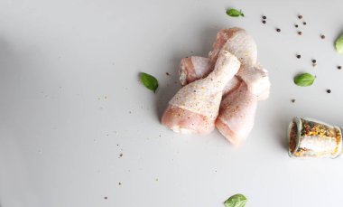 hafif bir arka plan üzerinde taze tavuk baget