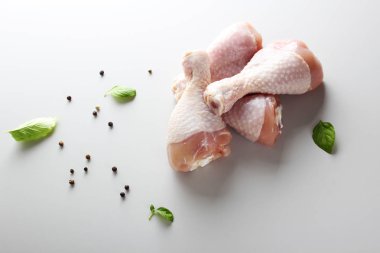 hafif bir arka plan üzerinde taze tavuk baget