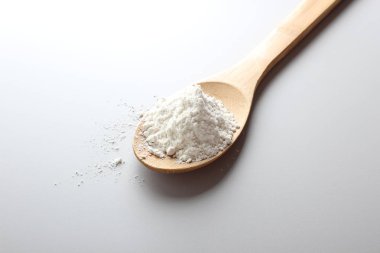un kaşık spatula hafif bir arka plan üzerinde
