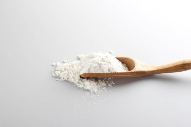 un kaşık spatula hafif bir arka plan üzerinde