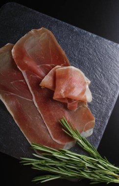 Prosciutto jamon jambon bir taş arka plan biberiye