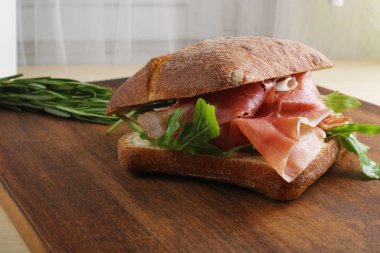 prosciutto jamon ahşap zemin ile sandviç 