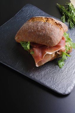 prosciutto jamon taş zemin üzerine sandviçle