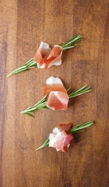 Prosciutto, jamon ahşap arka plan üzerinde