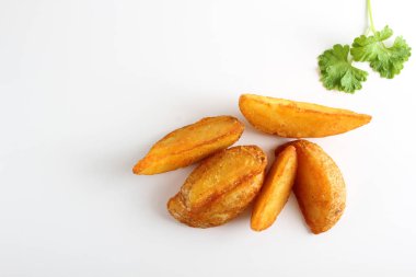 ülke patates beyaz zemin üzerine dilimler.